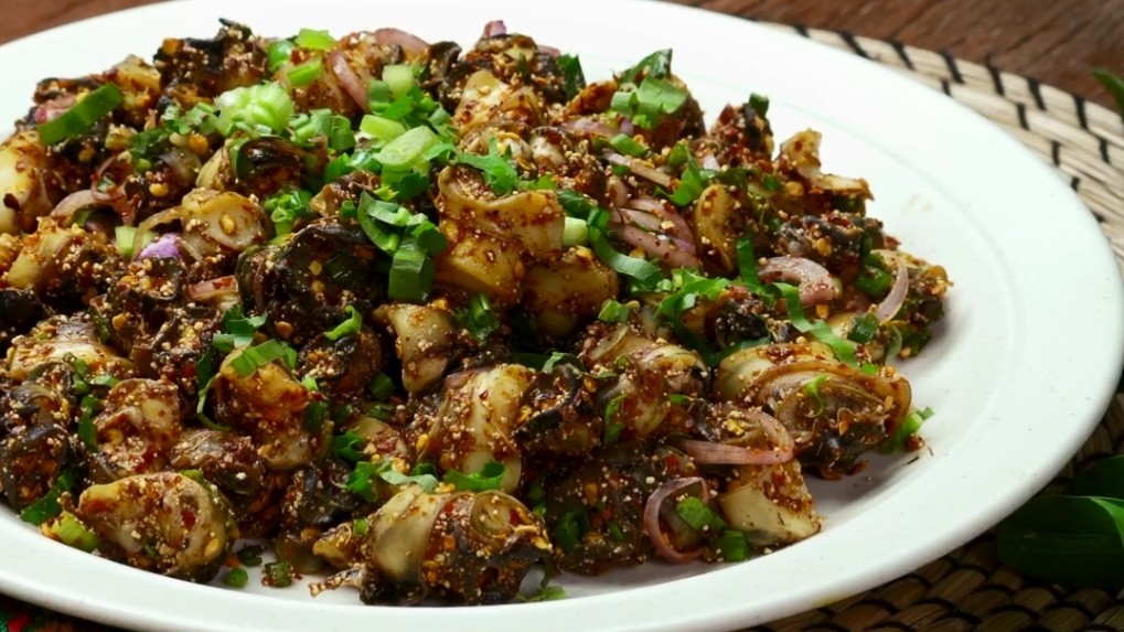 ก้อยหอยปัง อาหารภาคอีสาน