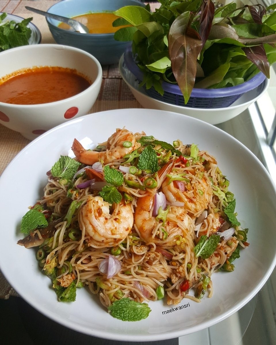 ยำขนมจีน น้ำพริกเผา อาหารจานเดียว