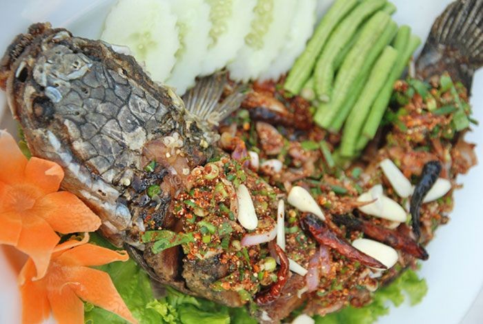 ลาบปลาช่อนทอด อาหารภาคอีสาน