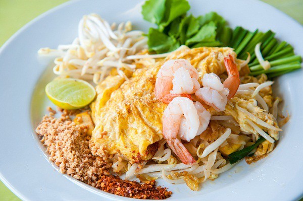 ก๋วยเตี๋ยวผัดไทยใส่ไข่ (สากล) อาหารภาคกลาง