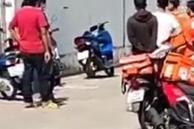 ไรเดอร์เดือด รุมต่อยกันริมถนน จากเหตุเฉี่ยวชน คุยกันไม่ลงตัวเรียกพวกมาเพียบ!