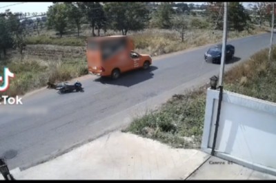 รถส่งของ จอดริมถนนเปิดไฟฉุกเฉิน จู่ๆก็มีมอเตอร์ไซค์วิ่งมาชนท้ายซะงั้น