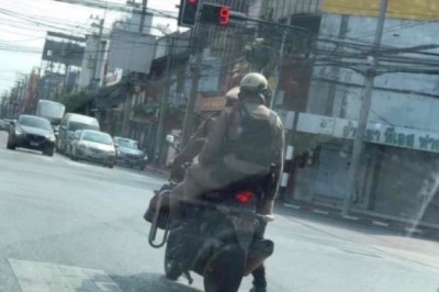ไม่มียกเว้น! เจ้าหน้าที่ตำรวจ จอดทับทางม้าลาย ถูกนายเรียกเตือนพร้อมเสียค่าปรับ