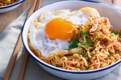 บะหมี่แห้งหอมเจียว ไข่ดาว อาหารจานเดียว