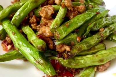 ผัดถั่วแขกใส่ไก่สับ อาหารจานเดียว