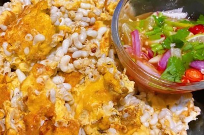 ไข่เจียวใส่ไข่มดแดง อาหารจานเดียว