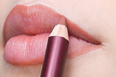 การใช้ดินสอเขียนขอบปาก