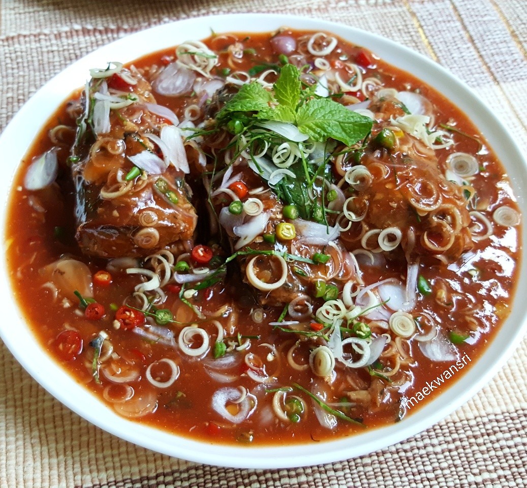 ยำปลากระป๋อง อาหารภาคกลาง