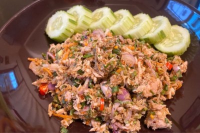 ลาบปลาทูน่า อาหารภาคอีสาน