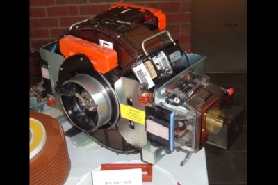 คุณคิดว่าฮาร์ดไดรฟ์ 1GB เครื่องแรกของโลกมีน้ำหนักกี่กิโลกรัม?