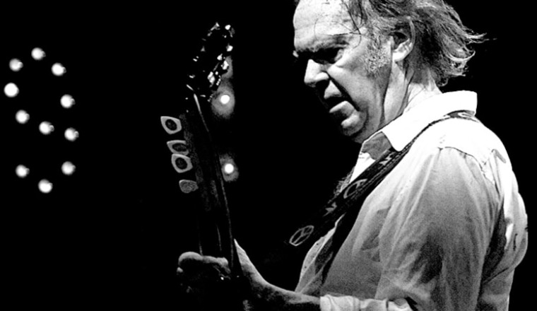 สปอติฟาย ถอดเพลงศิลปินในตำนาน ‘นีล ยัง’ หลังเหตุพิพาทดาราพ็อดคาสต์เรื่องวัคซีน