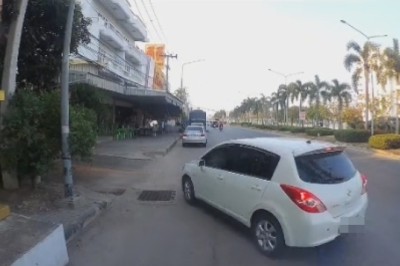 ชาวเน็ตเสียงแตก! ดรามาเก๋งจอดรถให้เด็กทิ้งขยะข้างถนน มักง่ายหรือหวังดี