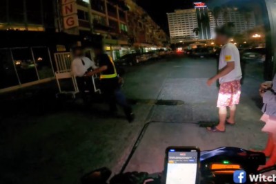 ไรเดอร์ส่งของ ช่วยสงบศึก รปภ. ตีกันคว้ามีดดาบวิ่งไล่ฟันวิ่งหนีวุ่น ปมปัญหาการเงิน