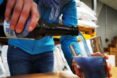 บริษัทเบียร์ฝรั่งเศสคิดใหม่ สกัดสีจากสาหร่ายทำ “เบียร์สีน้ำเงิน”