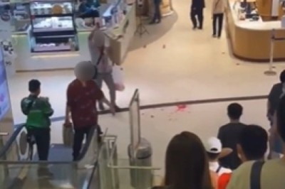 เปิดคลิปก่อเหตุซ้ำซาก เค 100 ล้าน ชายคลั่งกลางถนนสู่กลางห้างดังปาขวดเละเทะ