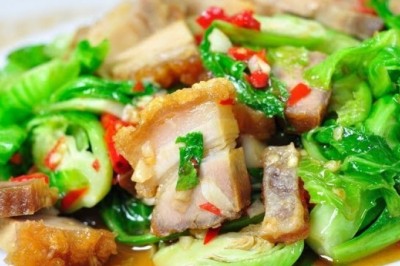 คะน้าหมูกรอบ อาหารจานเดียว