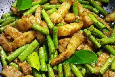 ผัดเผ็ดถั่วฝักยาวกับหมู อาหารภาคใต้