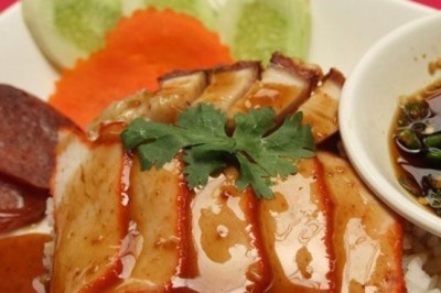 ข้าวหมูแดง หมูกรอบ อาหารจานเดียว