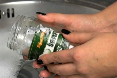 เคล็ดลับแกะฉลากที่ติดอยู่บนภาชนะ