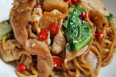 หมี่เหลืองผัดซีอิ๊ว อาหารจานเดียว