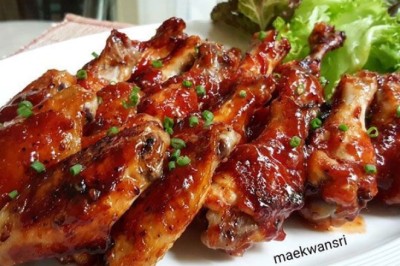 ปีกไก่บนอบซอสบาบีคิว อาหารจานเดียว