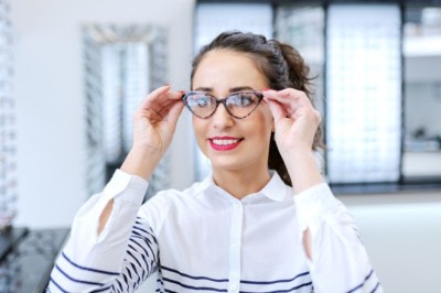 เทคนิคการใส่แว่นทรงต่างๆ ให้เหมาะกับใบหน้า