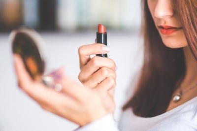 แต้มริมฝีปากด้วยลิปสติกสีสวย